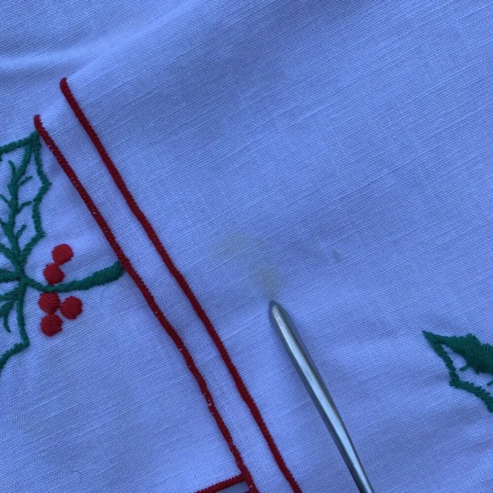 Vintage Embroidered Cotton Christmas Round Tablecloth 57” Yarn Fringe 5 Napkins
